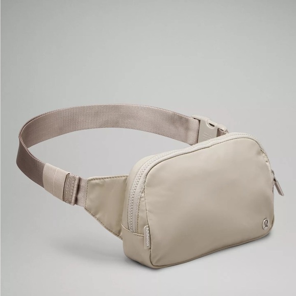 NWOT‼️Everywhere belt bag large 2L- raw linen(discontinued color) - Picture 5 of 5